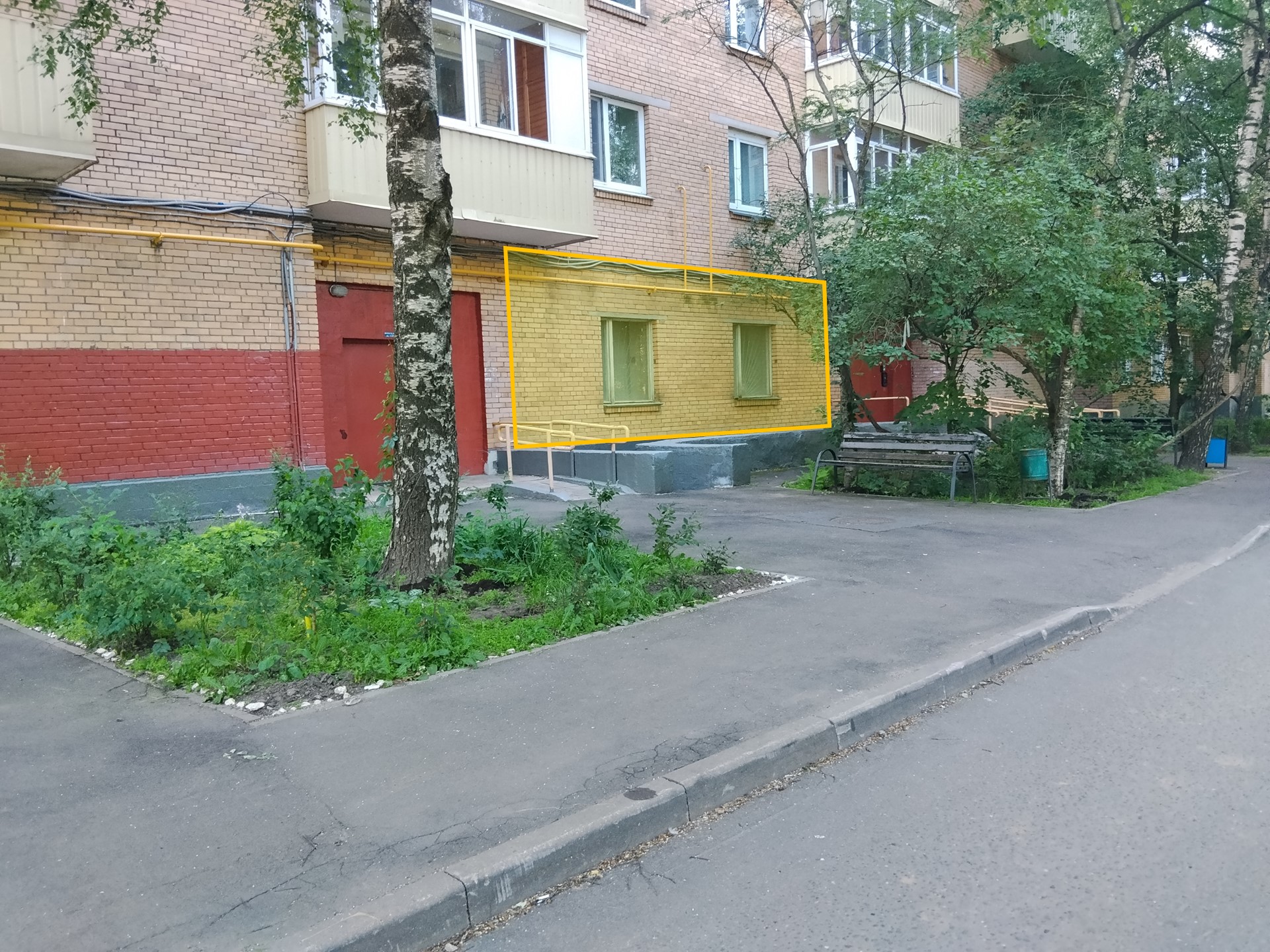 ГП17002198.Нежилое помещение.Фасад здания с выделенными окнами реализуемого объекта_2.jpg