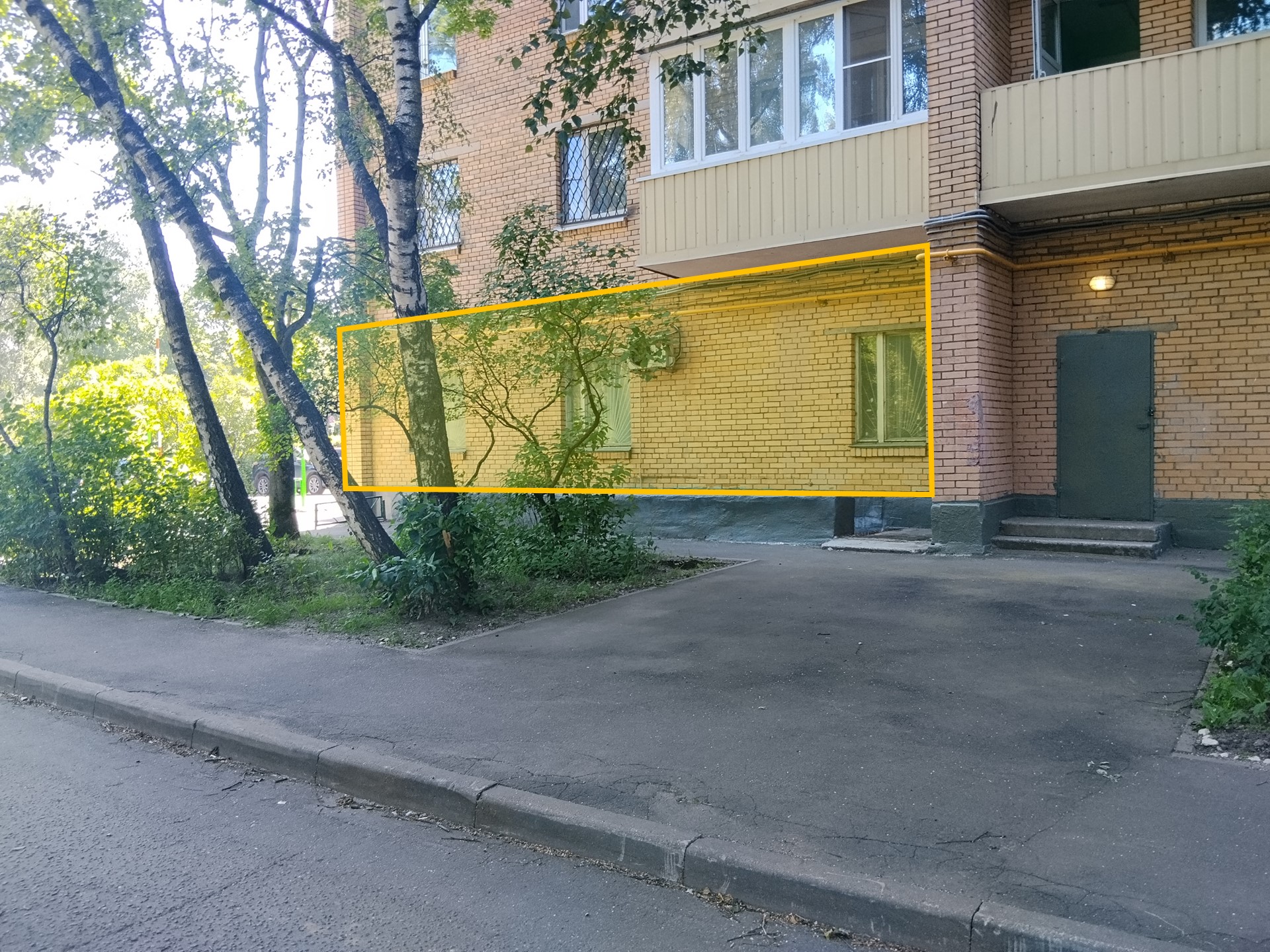 ГП17002198.Нежилое помещение.Фасад здания с выделенными окнами реализуемого объекта_3.jpg