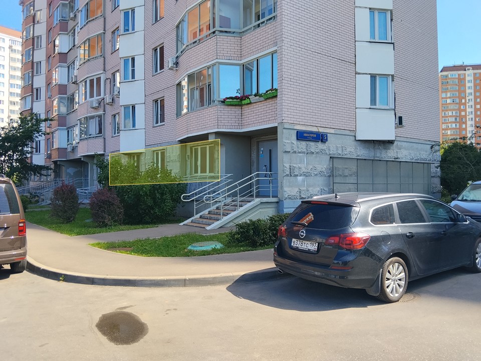 ГП16899038.Нежилое помещение.Фасад здания с выделенными окнами реализуемого объекта_2.jpg