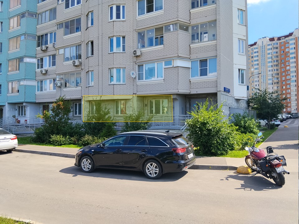 ГП16898977.Нежилое помещение.Фасад здания с выделенными окнами реализуемого объекта_2.jpg