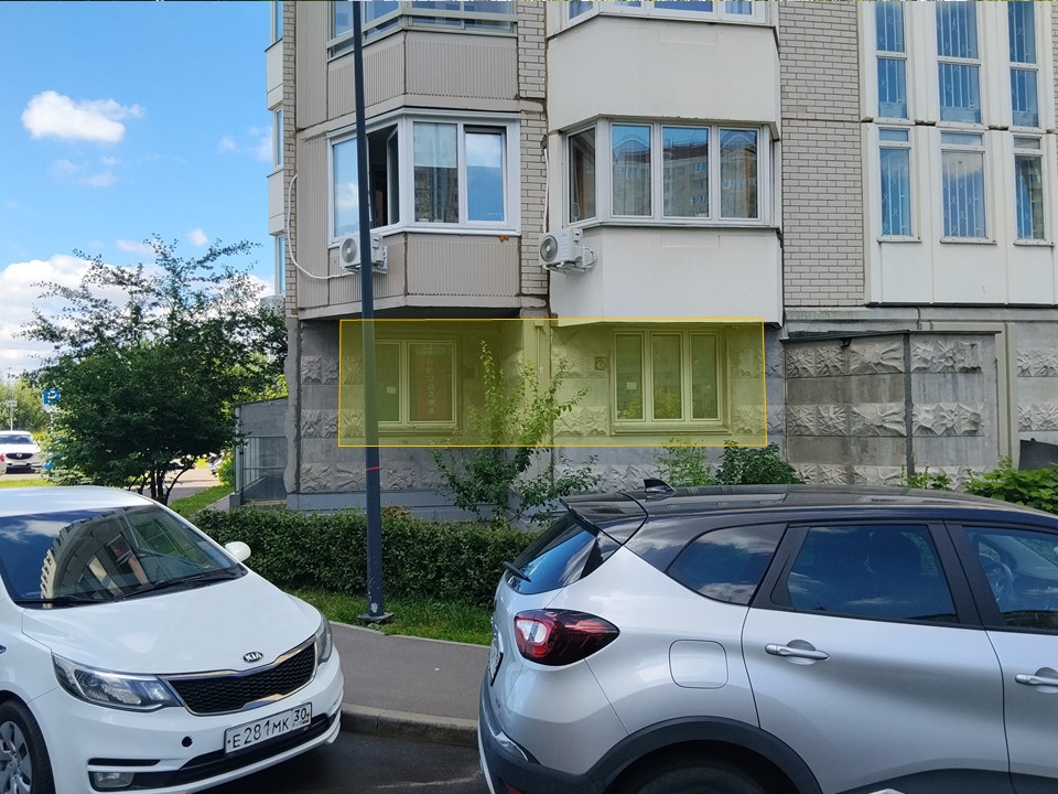 ГП16898977.Нежилое помещение.Фасад здания с выделенными окнами реализуемого объекта.jpg