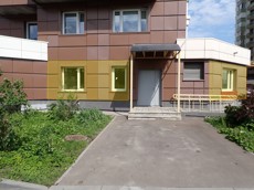 ГП16998394.Нежилое помещение.Фасад здания с выделенными окнами реализуемого объекта.jpg