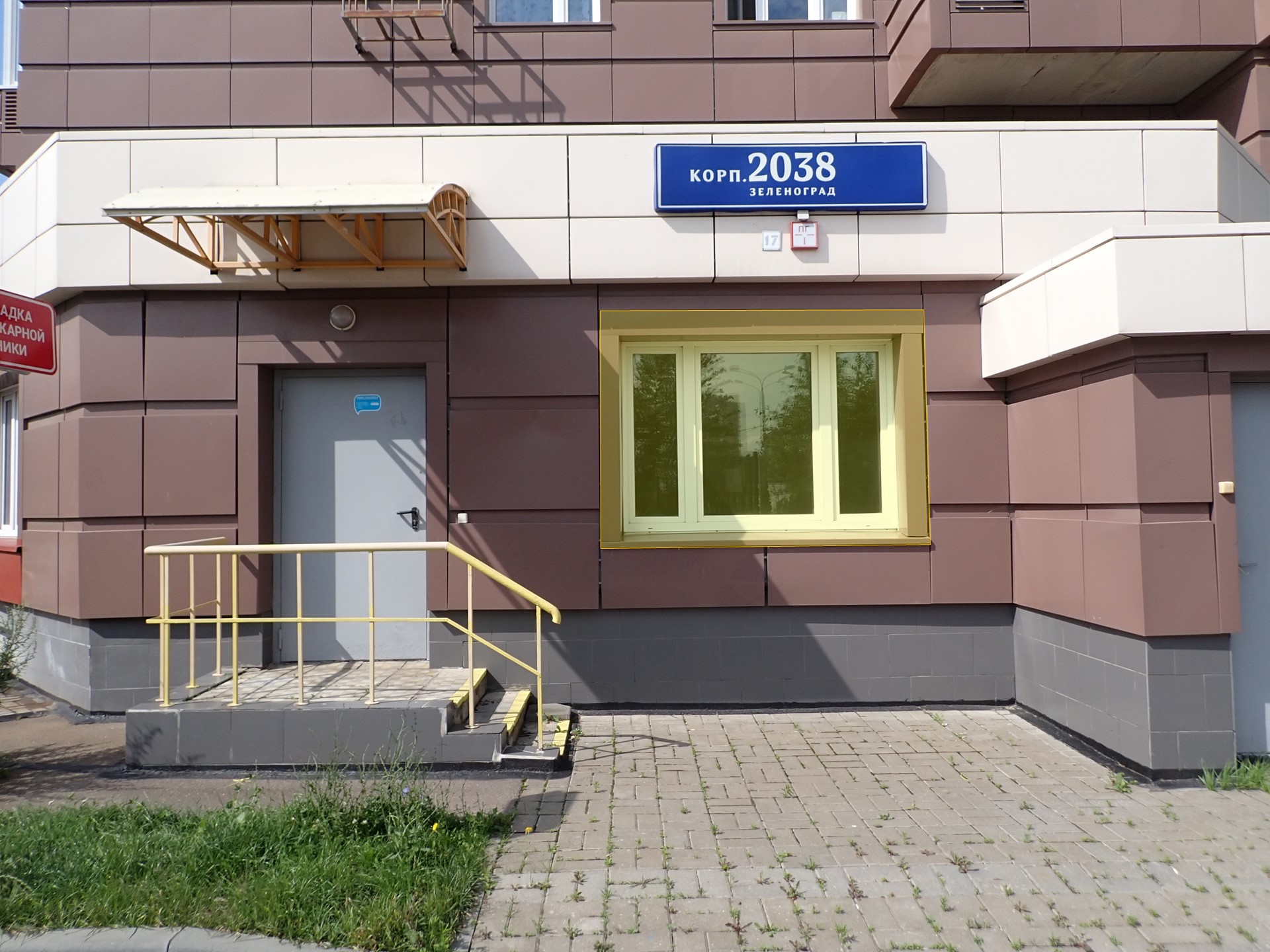 ГП16998394.Нежилое помещение.Фасад здания с выделенными окнами реализуемого объекта_3.jpg