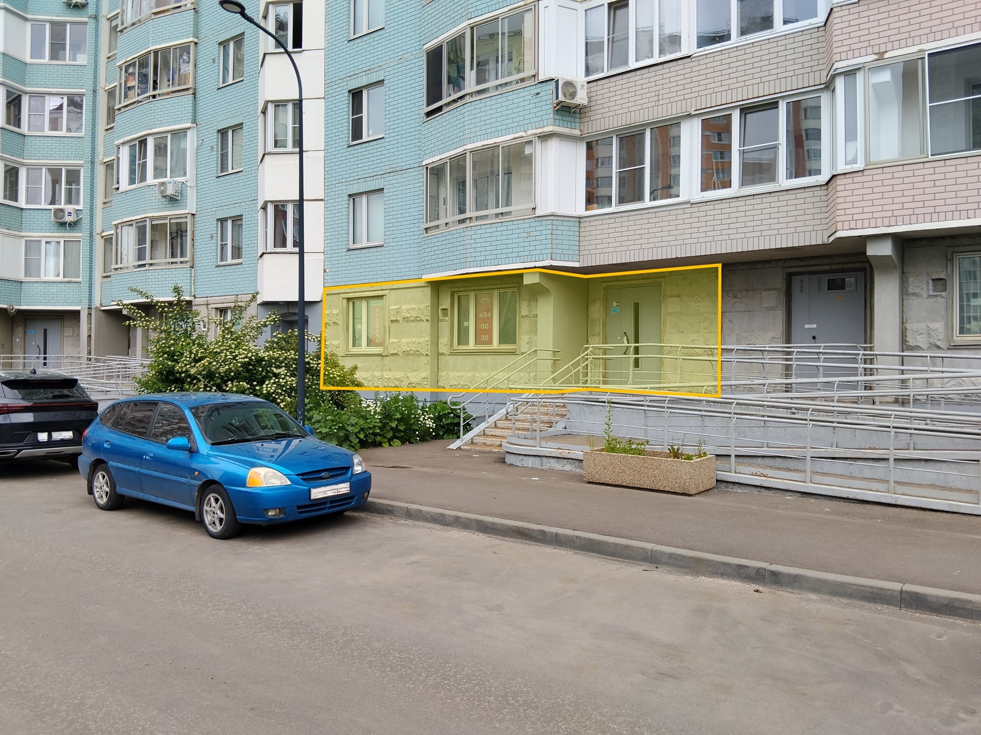 ГП16898634.Нежилое помещение.Фасад здания с выделенными окнами реализуемого объекта_2.jpg