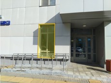 ГП17006102.Нежилое помещение.Фасад здания с выделенными окнами реализуемого объекта_2.jpg