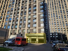 ГП16973636.Нежилое помещение.Фасад здания с выделенными окнами реализуемого объекта.jpg