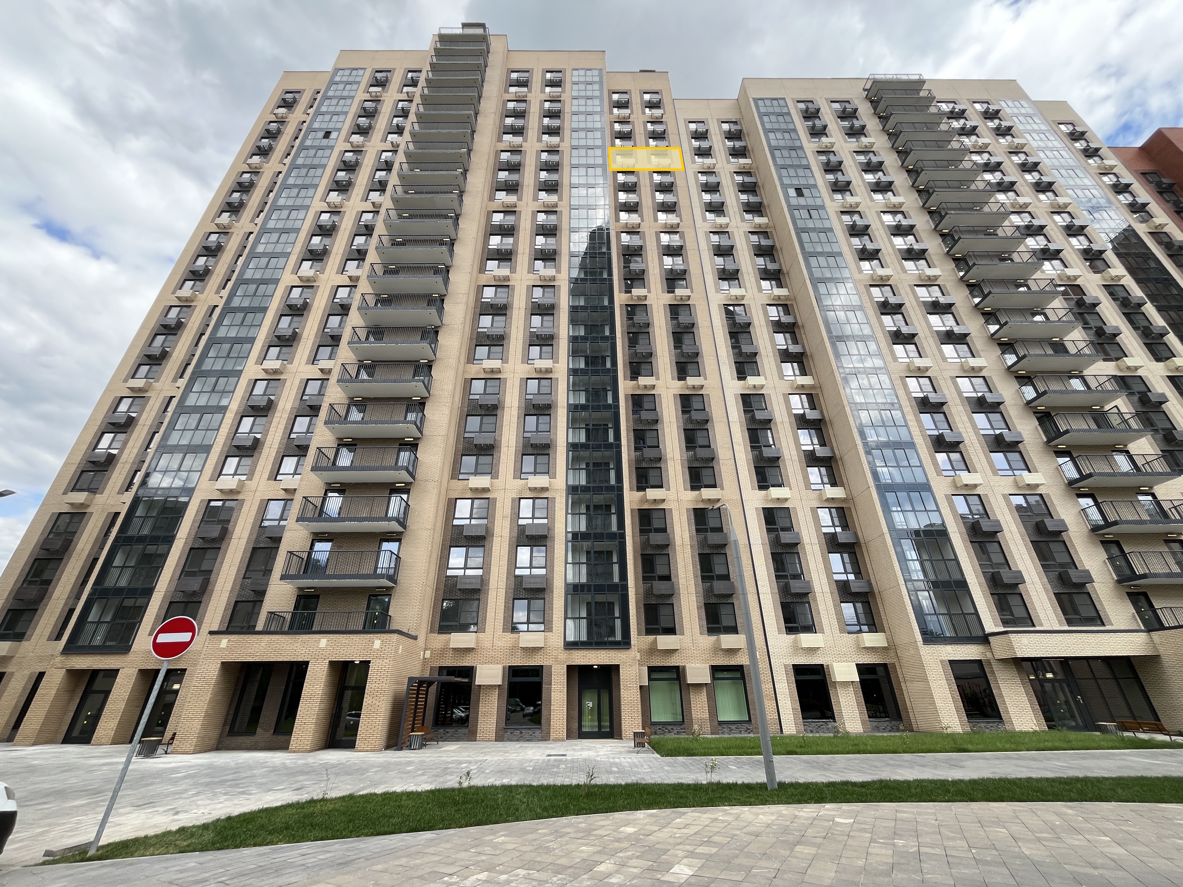 ГП17007874.Квартира.Фасад здания с выделенными окнами реализуемого объекта.jpg
