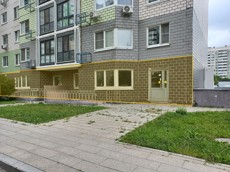 ГП16998389.Нежилое помещение.Фасад здания с выделенными окнами реализуемого объекта_3.jpg