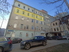 ГП16956600.Нежилое помещение.Фасад здания с выделенными окнами реализуемого объекта.jpg