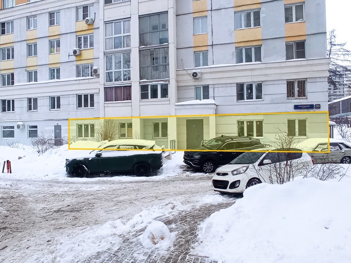 ГП16884069.Нежилое помещение.Фасад здания с выделенными окнами реализуемого объекта.jpg