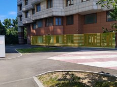 ГП16999897.Нежилое помещение.Фасад здания с выделенными окнами реализуемого объекта.jpg