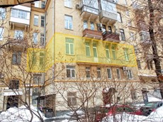 ГП16945141.Нежилое помещение.Фасад здания с выделенными окнами реализуемого объекта.jpg