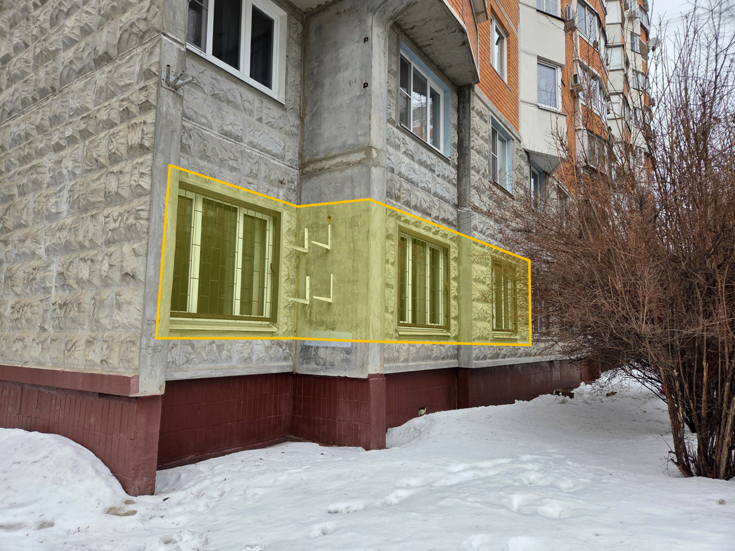 ГП16987144.Нежилое помещение.Фасад здания с выделенными окнами реализуемого объекта.png