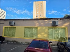 ГП17006862.Нежилое помещение.Фасад здания с выделенными окнами реализуемого объекта_3.jpg