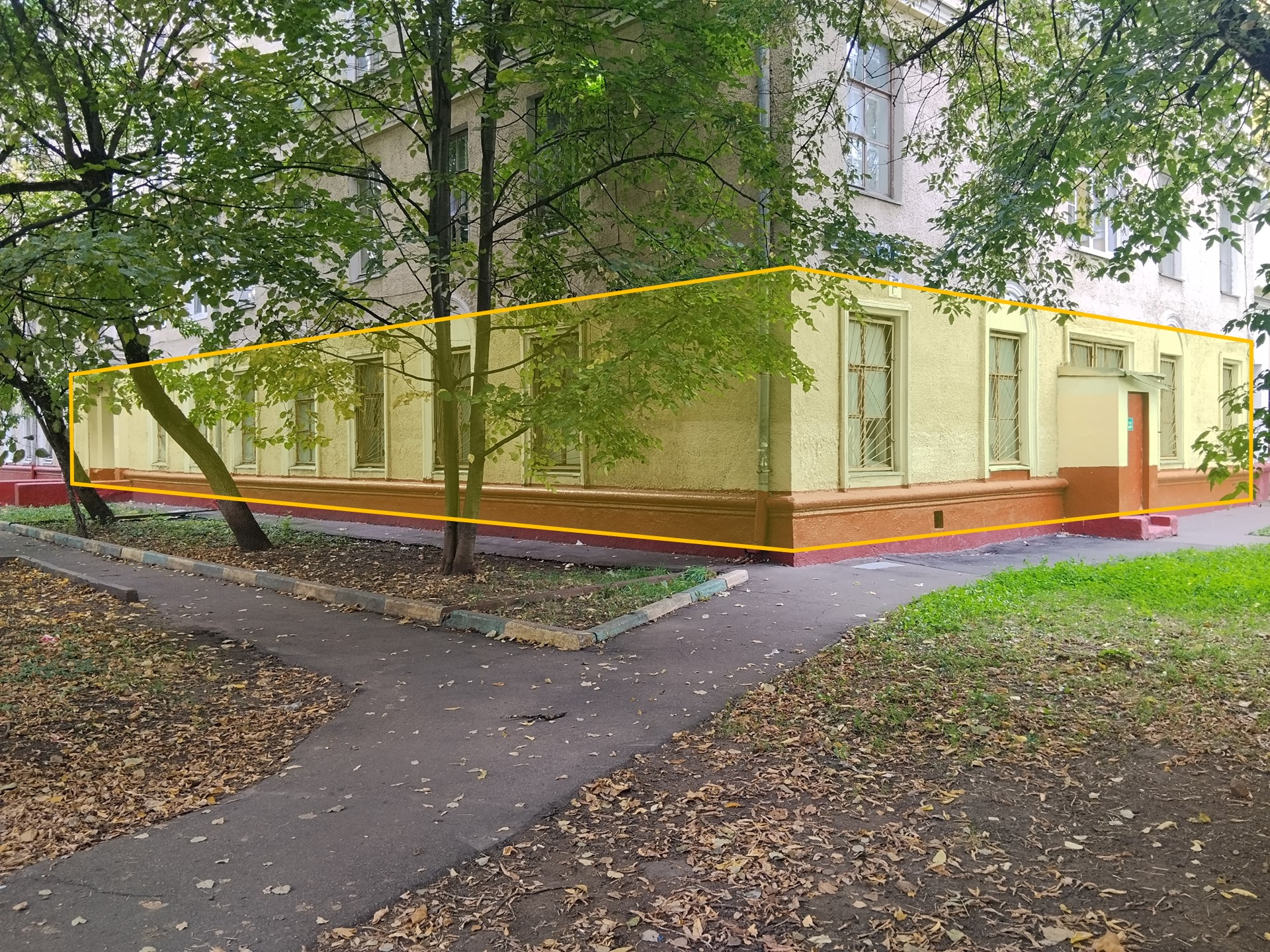 ГП17006683.Нежилое помещение.Фасад здания с выделенными окнами реализуемого объекта.jpg