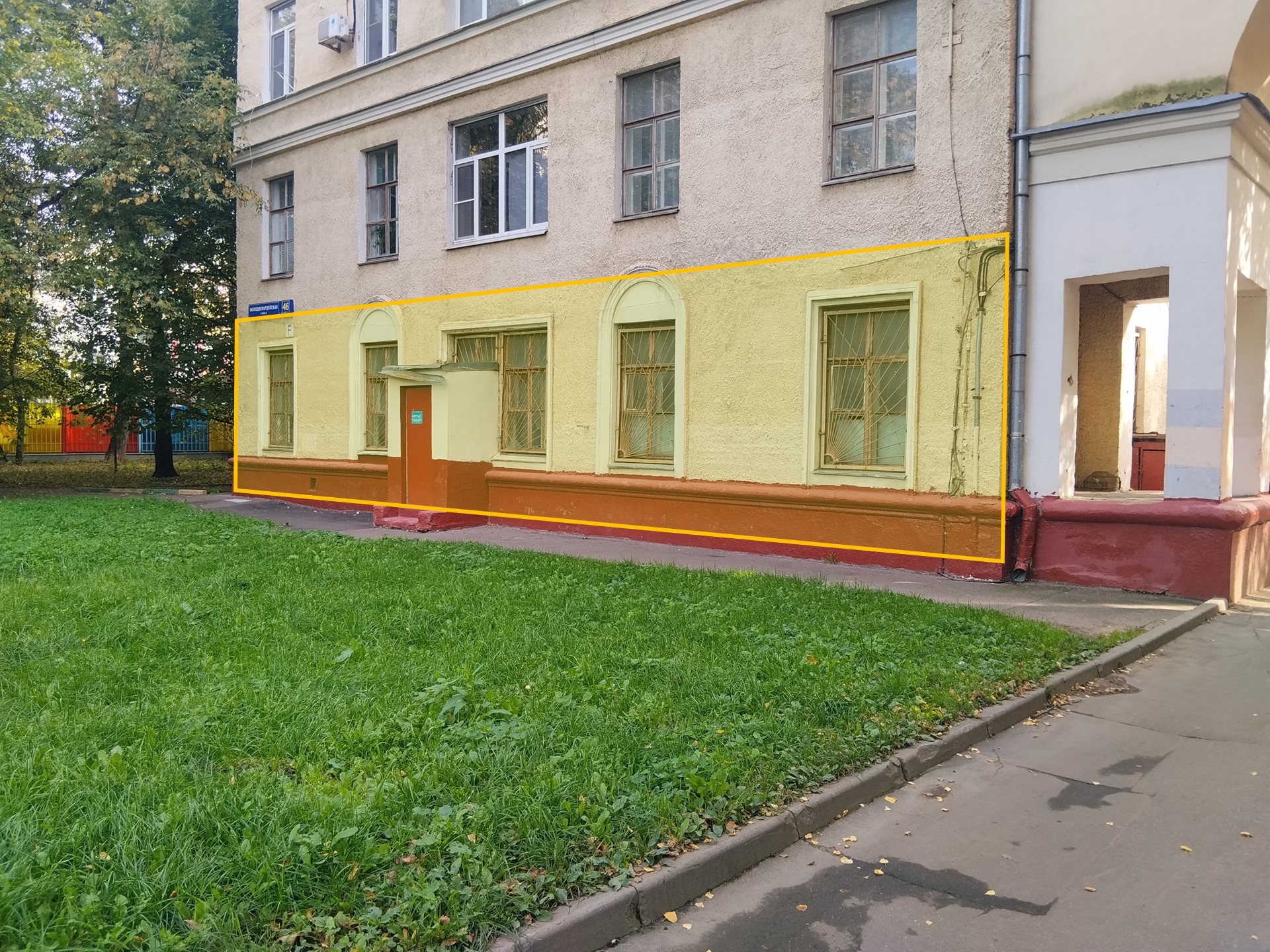 ГП17006683.Нежилое помещение.Фасад здания с выделенными окнами реализуемого объекта_2.jpg