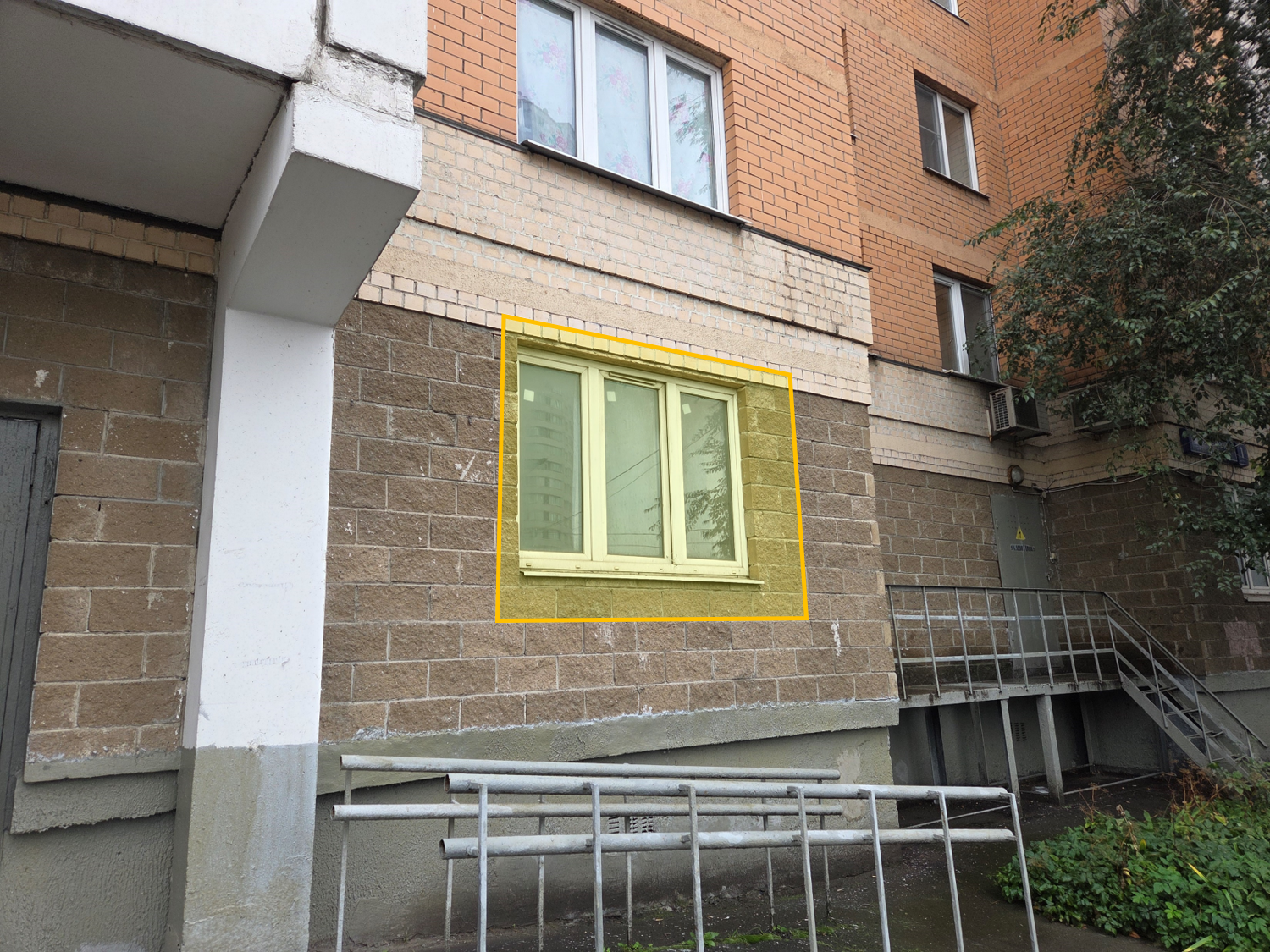 ГП17006934.Нежилое помещение.Фасад здания с выделенными окнами реализуемого объекта_2.png