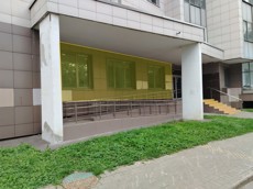 ГП17001059.Нежилое помещение.Фасад здания с выделенными окнами реализуемого объекта.jpg