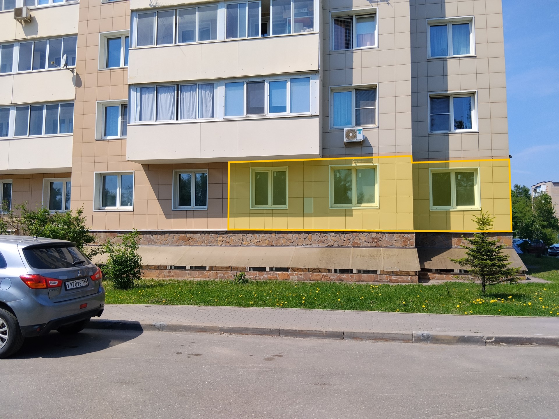 ГП16999737.Квартира.Фасад здания с выделенными окнами реализуемого объекта.jpg