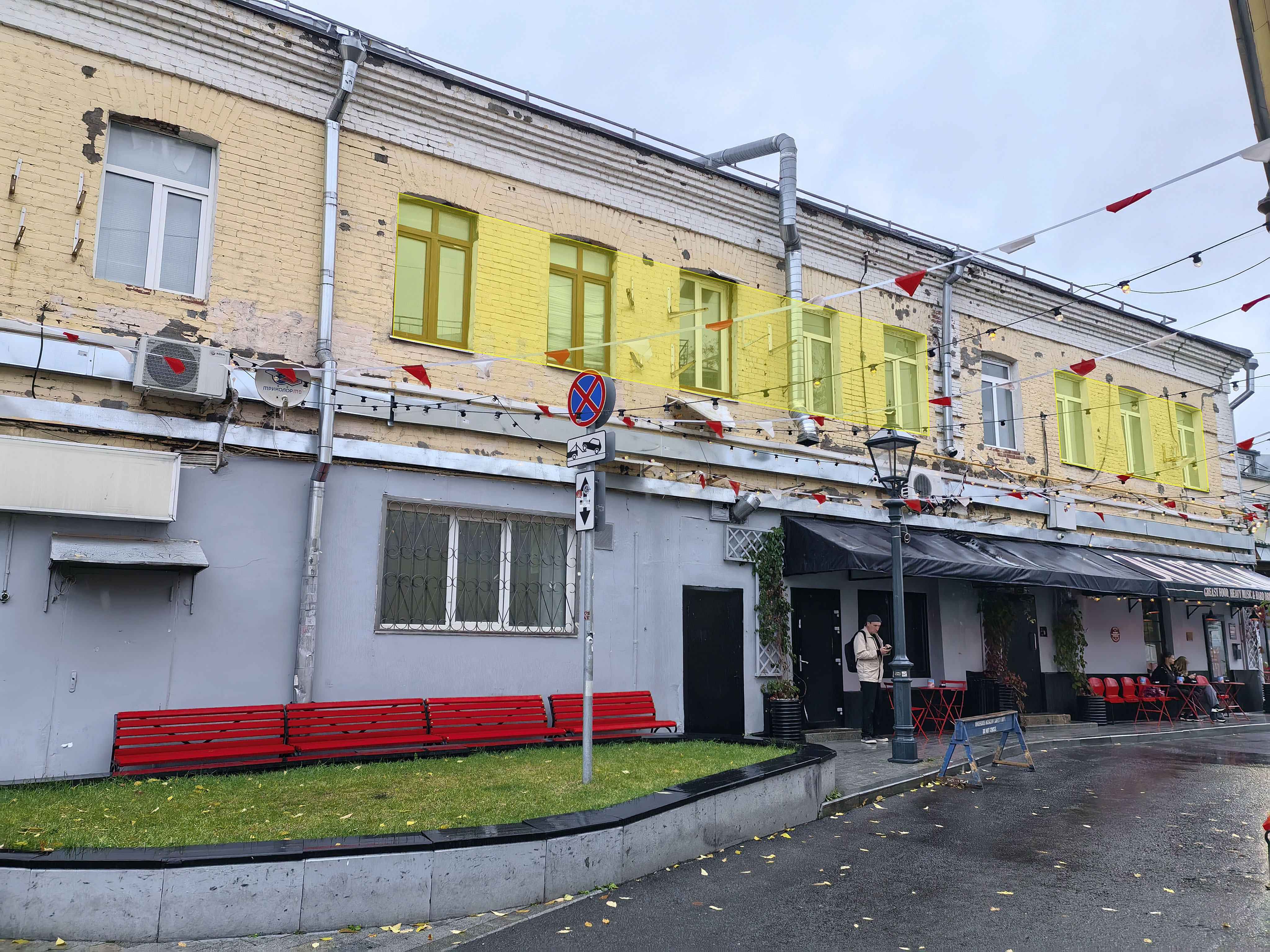 ГП17005595.Нежилое помещение.Фасад здания с выделенными окнами реализуемого объекта_2.jpg