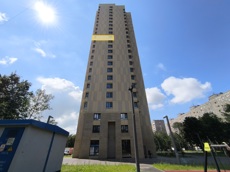ГП17007935.Квартира.Фасад здания с выделенными окнами реализуемого объекта_2.jpg