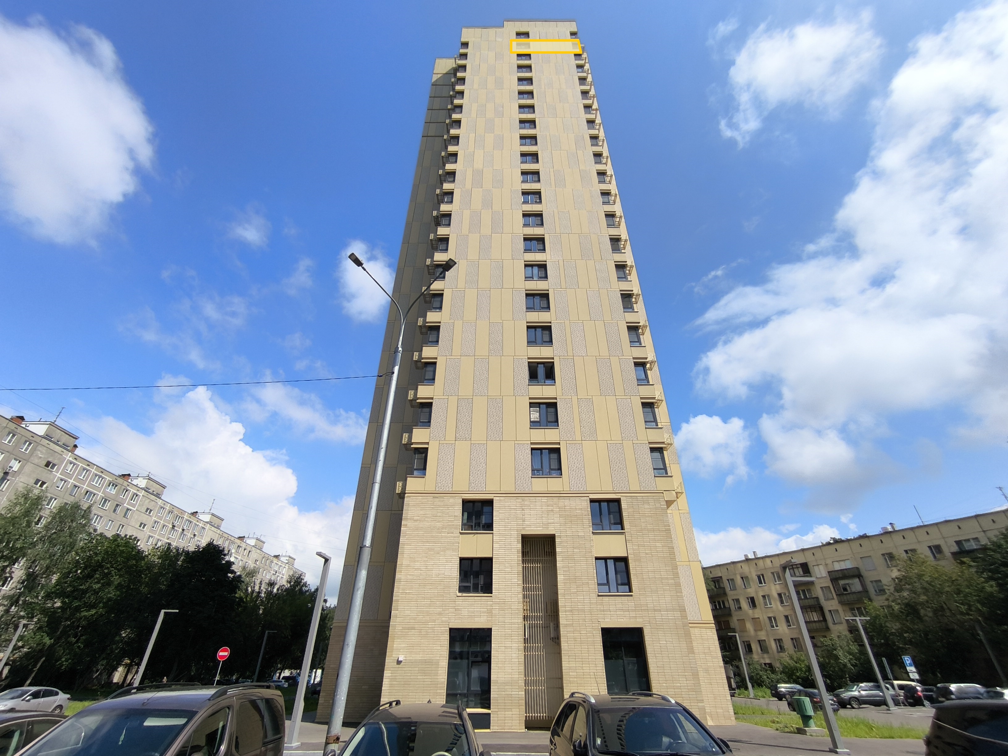 ГП17007939.Квартира.Фасад здания с выделенными окнами реализуемого объекта_2.jpg