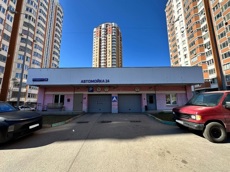 ГП16958804.Машино-место.Фасад здания с выделенными окнами реализуемого объекта.jpg