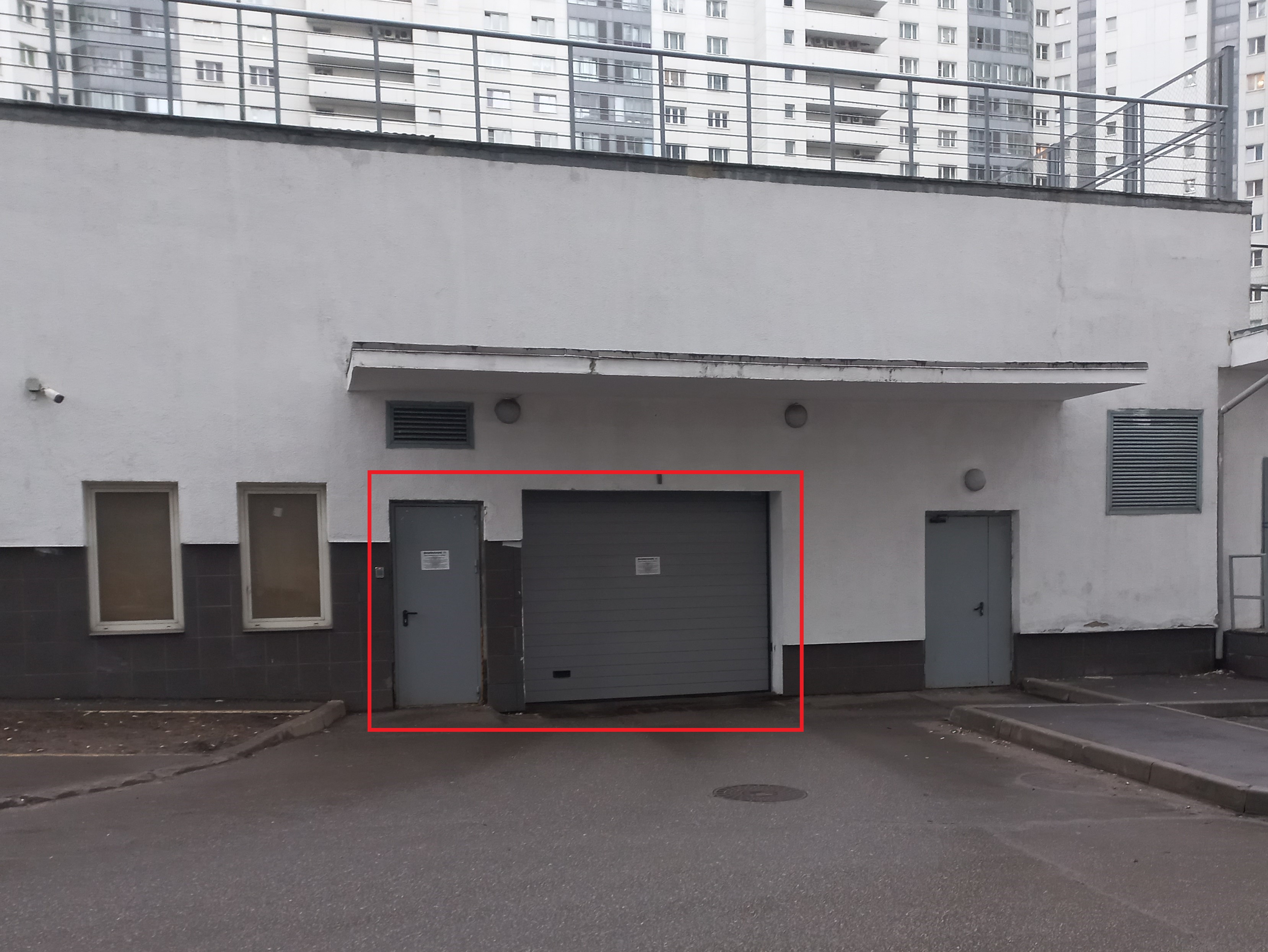 ГП16959568.Нежилое помещение.Фасад здания с выделенными окнами реализуемого объекта_2.jpg