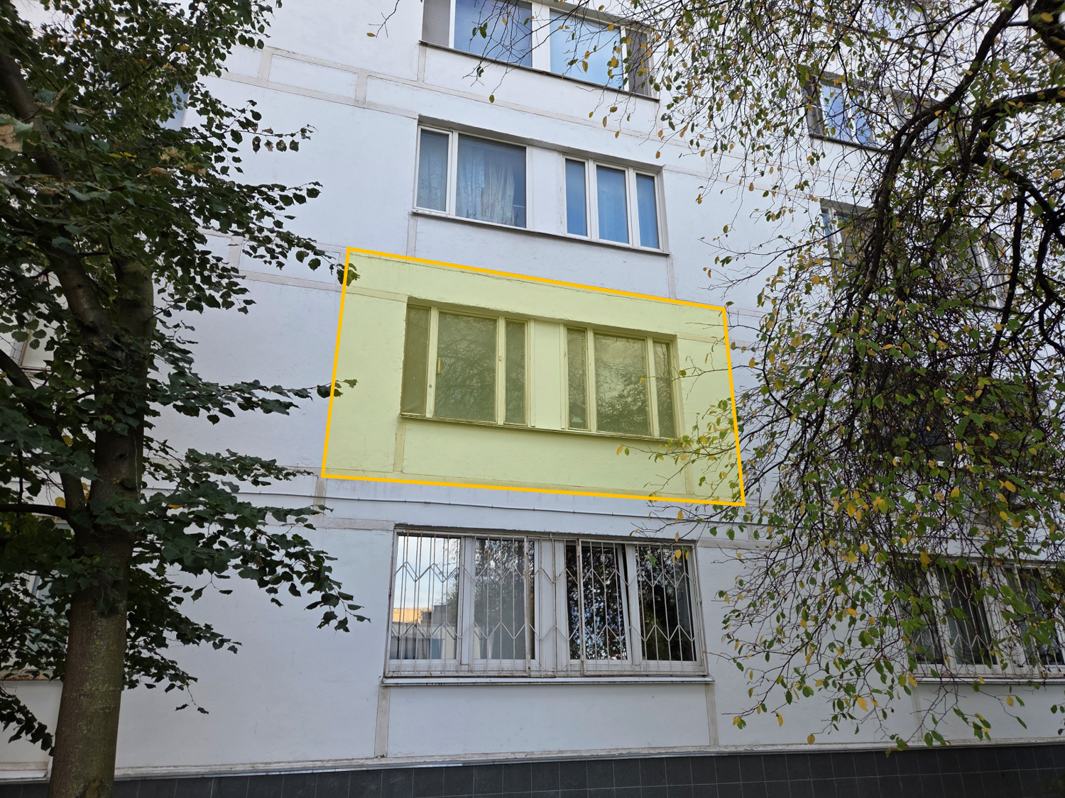 ГП17006688.Квартира.Фасад здания с выделенными окнами реализуемого объекта.png
