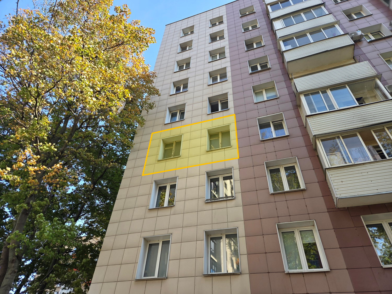 ГП17006486.Квартира.Фасад здания с выделенными окнами реализуемого объекта.png