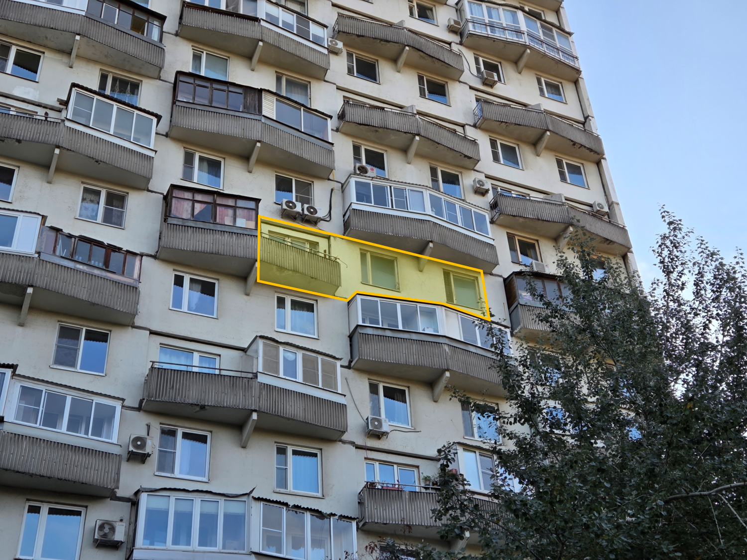 ГП17006911.Квартира.Фасад здания с выделенными окнами реализуемого объекта.png