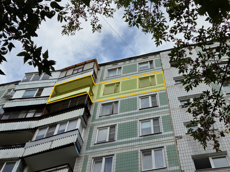 ГП17006500.Квартира.Фасад здания с выделенными окнами реализуемого объекта.png