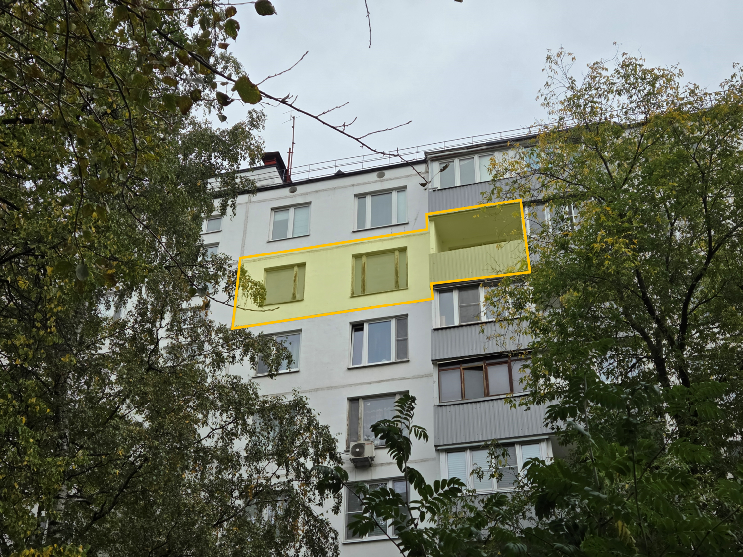 ГП17006912.Квартира.Фасад здания с выделенными окнами реализуемого объекта.png