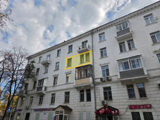 ГП17006503.Квартира.Фасад здания с выделенными окнами реализуемого объекта_2.png