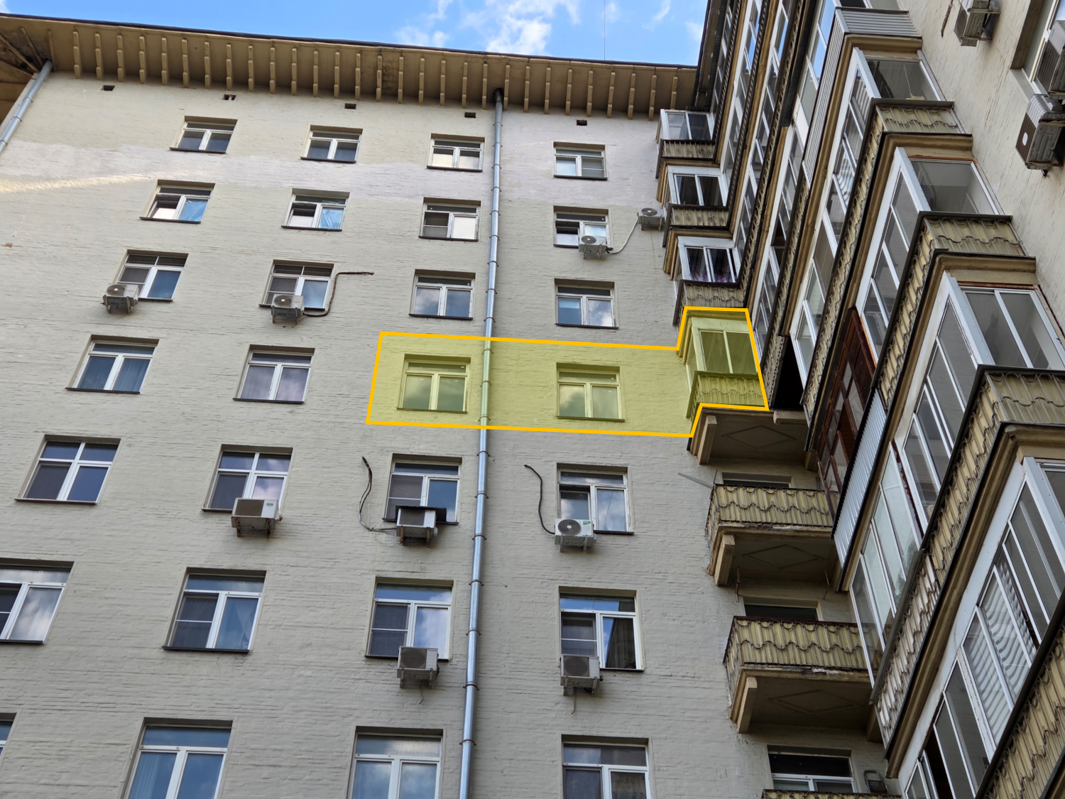 ГП17007017.Квартира.Фасад здания с выделенными окнами реализуемого объекта.png