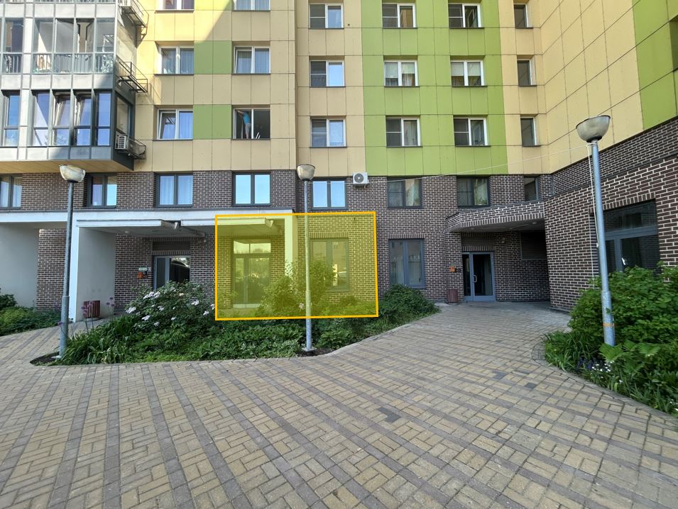 ГП16885061.Нежилое помещение.Фасад здания с выделенными окнами реализуемого объекта_4.jpg