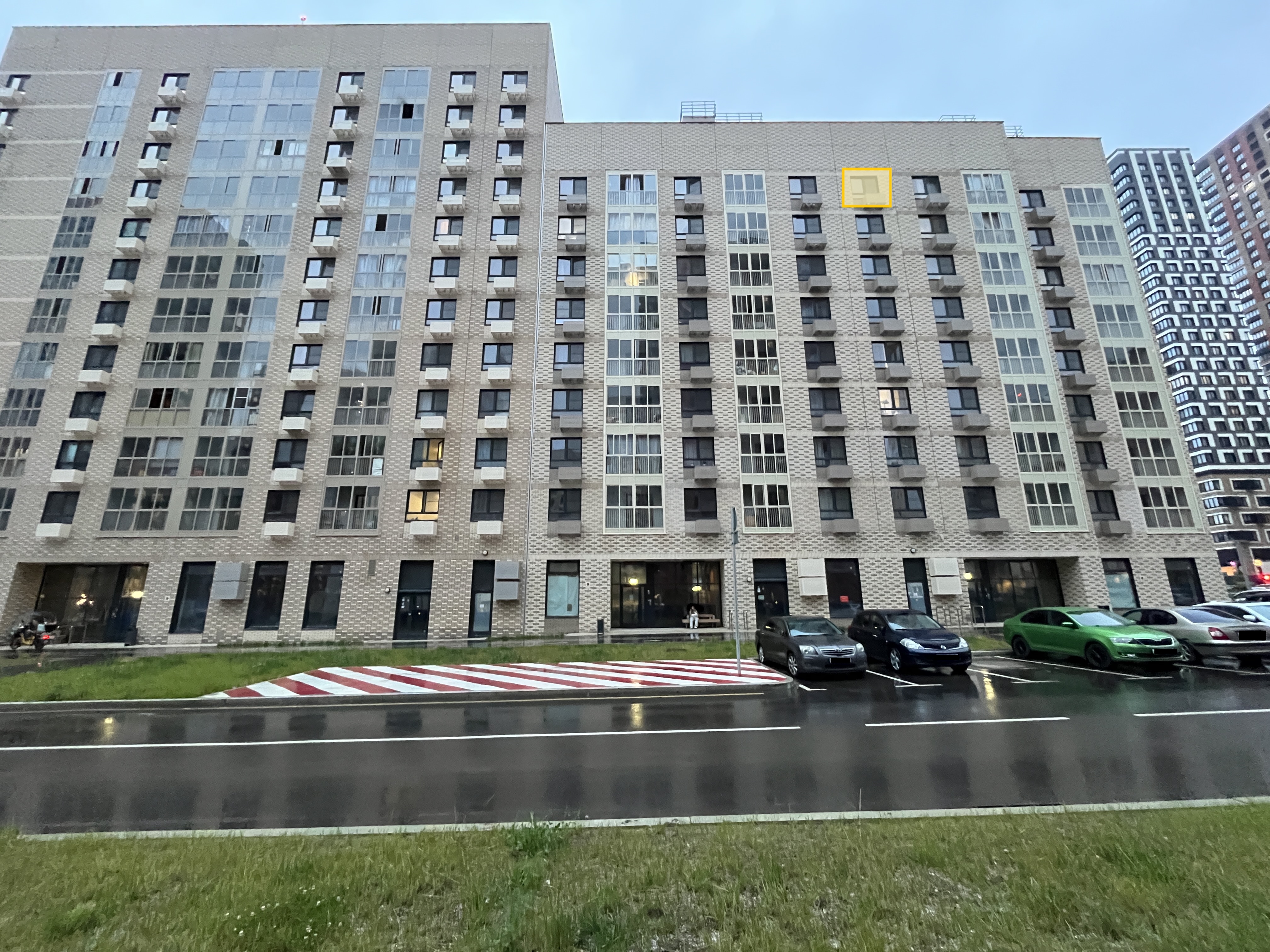 ГП17008015.Квартира.Фасад здания с выделенными окнами реализуемого объекта_2.jpg