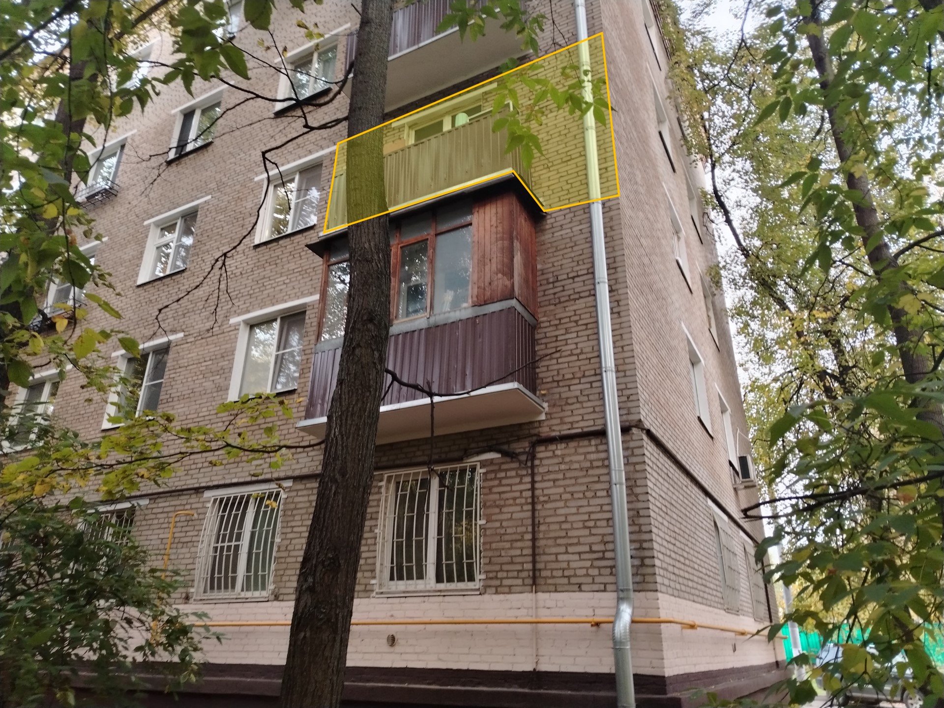 ГП17003401. Комната. Фасад здания с выделенными окнами реализуемого объекта