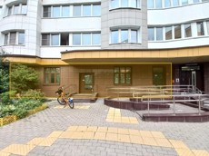 ГП16998655.Нежилое помещение.Фасад здания с выделенными окнами реализуемого объекта_2.jpg