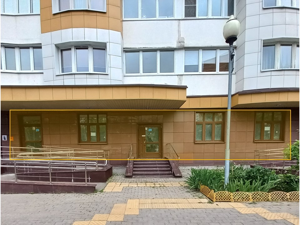 ГП16998397.Нежилое помещение.Фасад здания с выделенными окнами реализуемого объекта_2.jpg