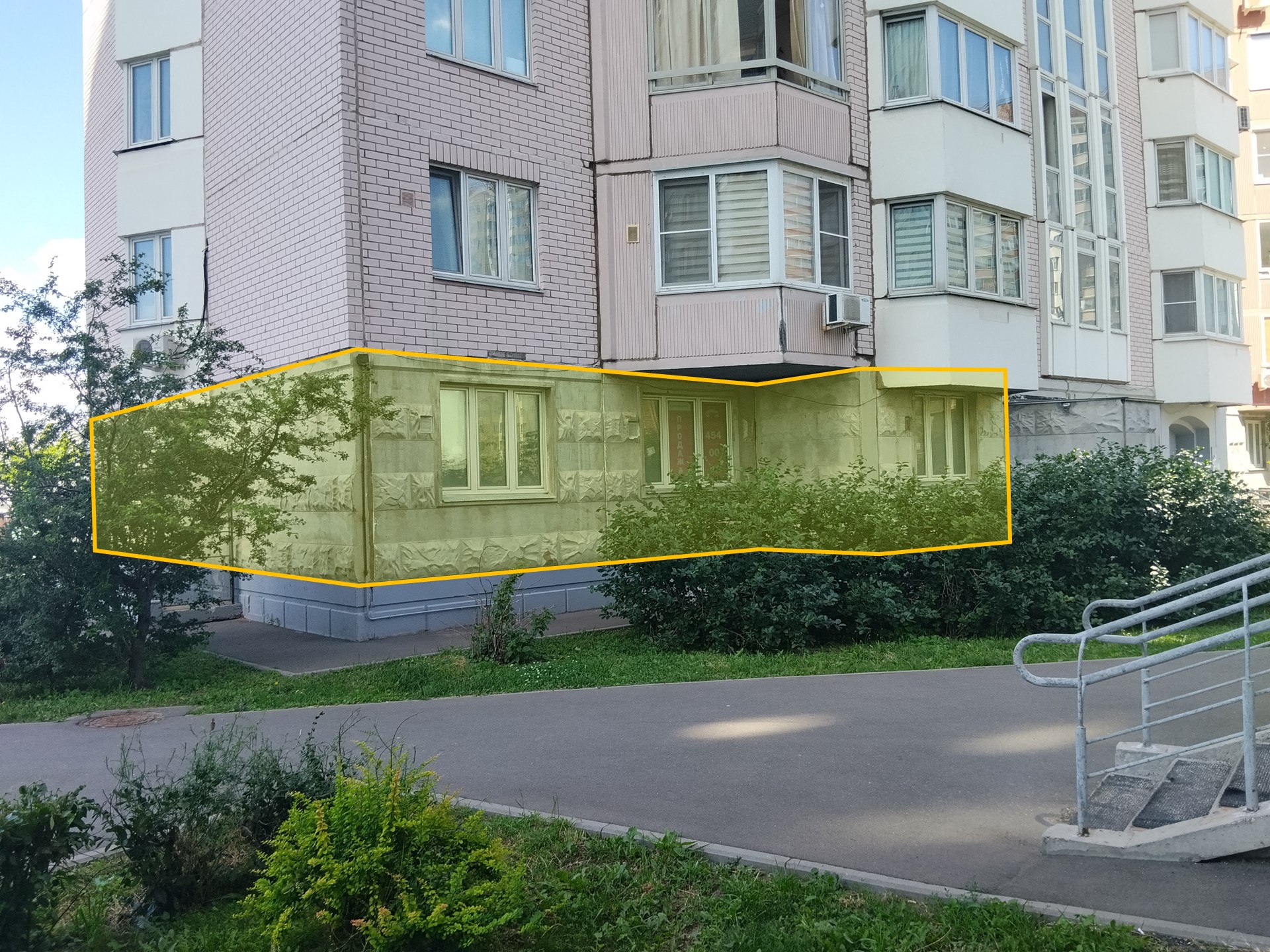 ГП16898923.Нежилое помещение.Фасад здания с выделенными окнами реализуемого объекта.jpg