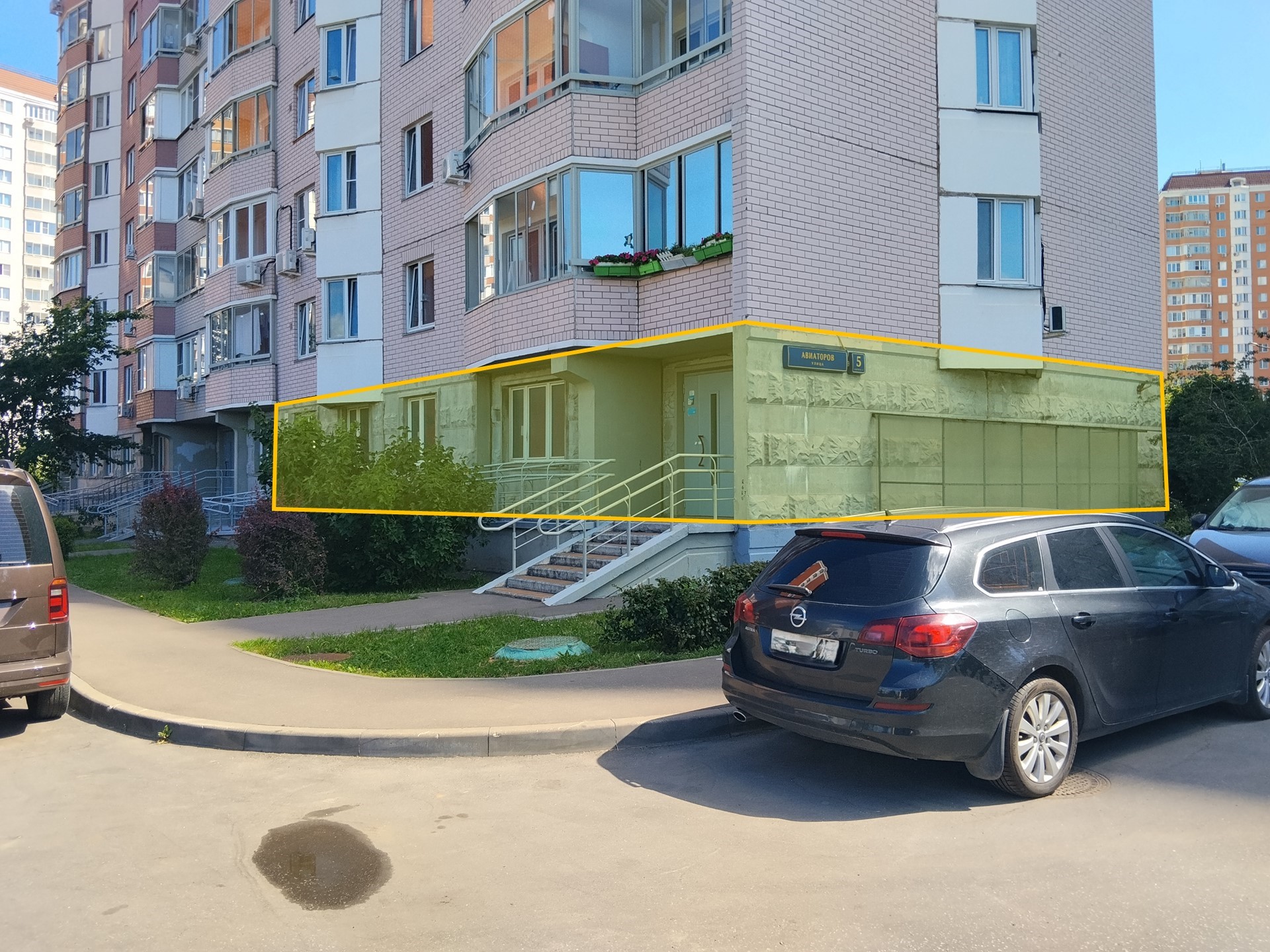 ГП16898923.Нежилое помещение.Фасад здания с выделенными окнами реализуемого объекта_2.jpg