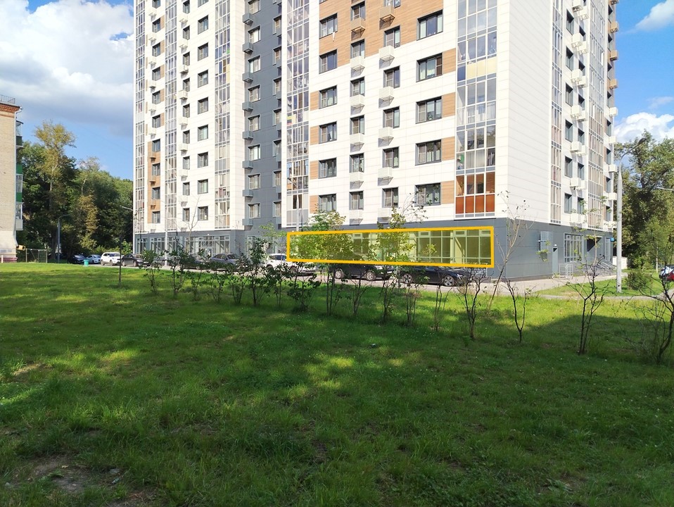 ГП16996555.Нежилое помещение.Фасад здания с выделенными окнами реализуемого объекта.jpg