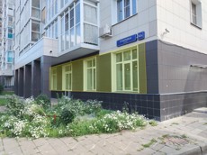 ГП16997483.Нежилое помещение.Фасад здания с выделенными окнами реализуемого объекта_2.jpg