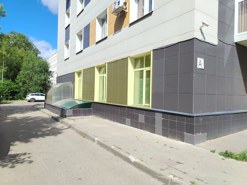 ГП16997483.Нежилое помещение.Фасад здания с выделенными окнами реализуемого объекта.jpg