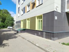 ГП16997483.Нежилое помещение.Фасад здания с выделенными окнами реализуемого объекта.jpg