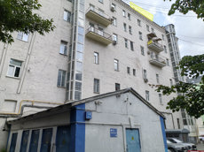 ГП17001020.Квартира.Фасад здания с выделенными окнами реализуемого объекта.jpg