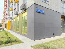 ГП16997498.Нежилое помещение.Фасад здания с выделенными окнами реализуемого объекта.jpg