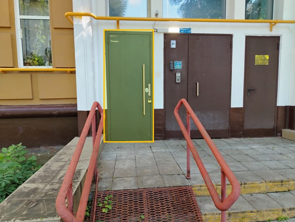 ГП16998714.Нежилое помещение.Фасад здания с выделенными окнами реализуемого объекта.jpg