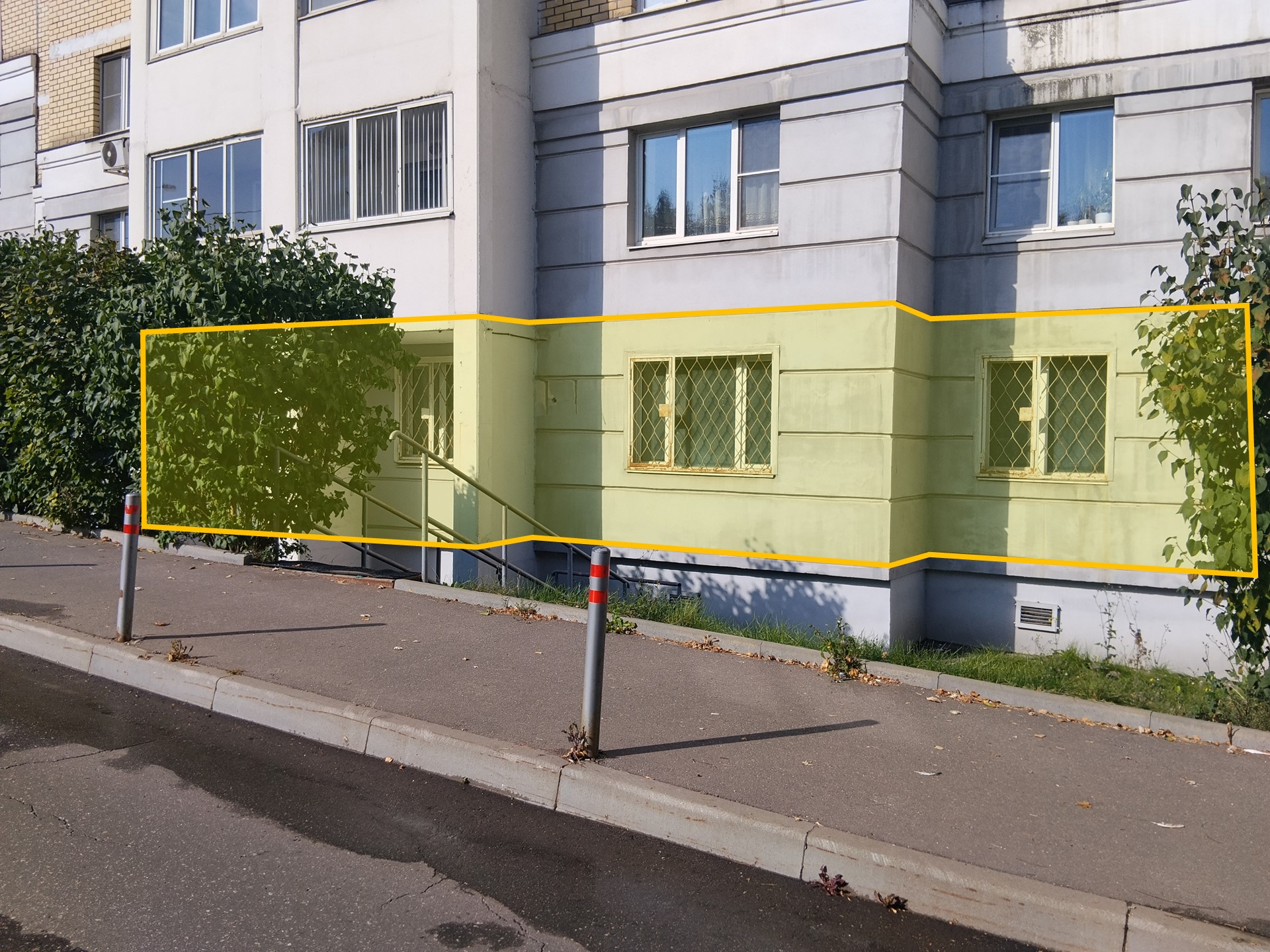 ГП17004844.Нежилое помещение.Фасад здания с выделенными окнами реализуемого объекта_2.jpg